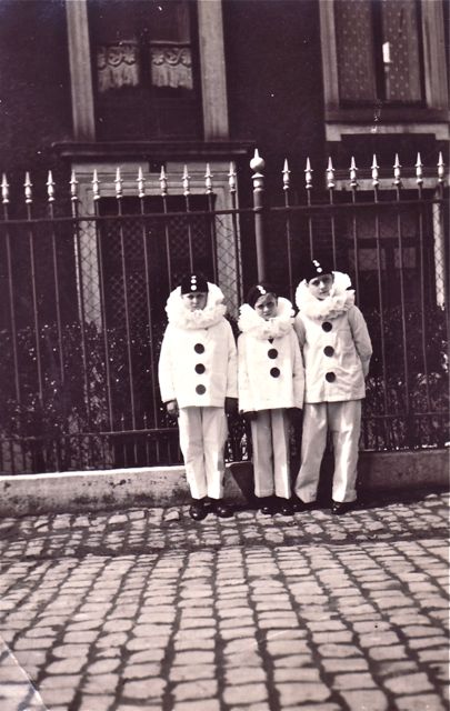 We hadden tijden gezaagd bij ons moeder om ons in te schrijven in de Poirotclub, maar ja, ons moeder en namen onthouden...